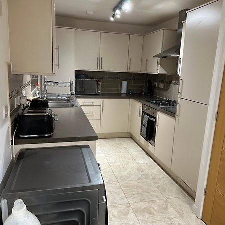 Cosy Double Bedroom In Newcastle Upon Tyne - Access To Shared Kitchen, Shared Lounge And Shared Conservatory Areas Inc Sky Tv And Netflix エクステリア 写真